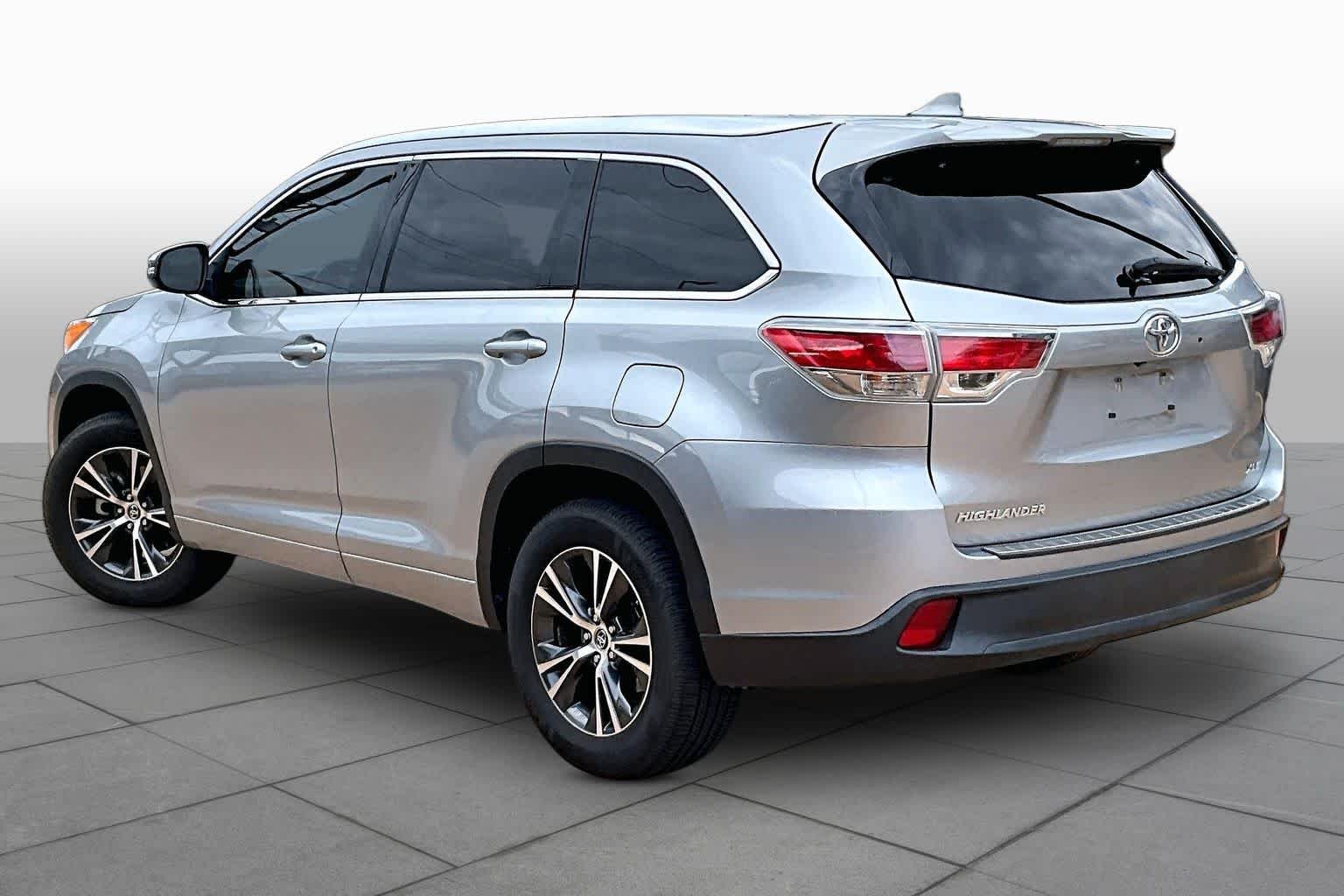 Used 2016 Silver Sky Metallic Toyota XLE image 12