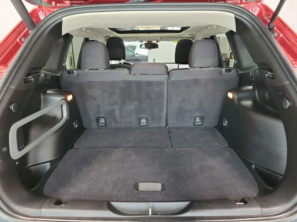 Used 2015 Red Jeep Latitude image 9
