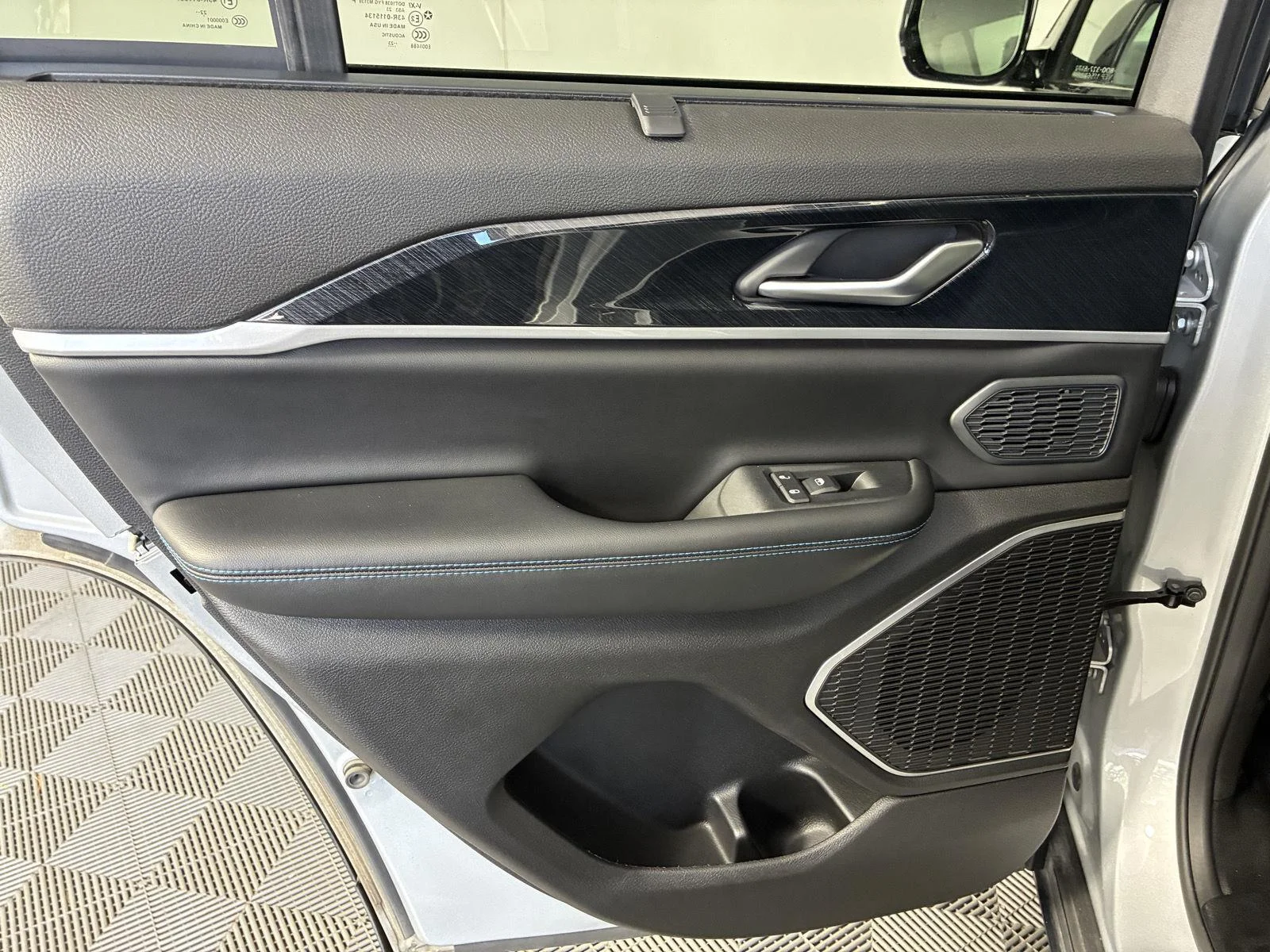 Used 2023 Silver Zynith Jeep Trailhawk image 24