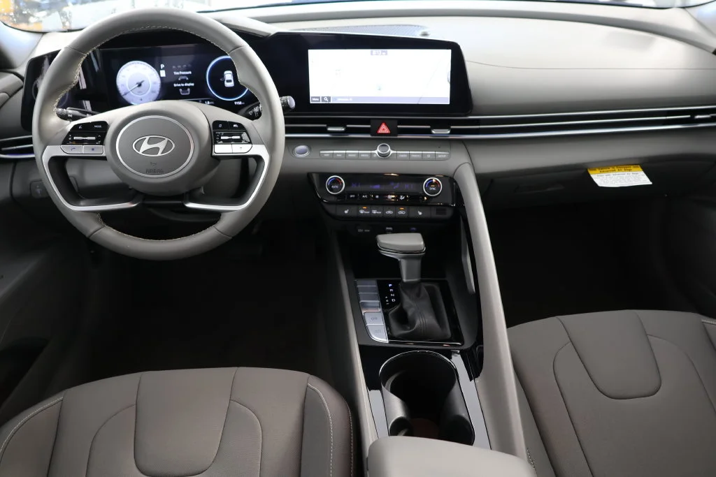 Certified Used 2025 White Hyundai SEL Convenience image 2