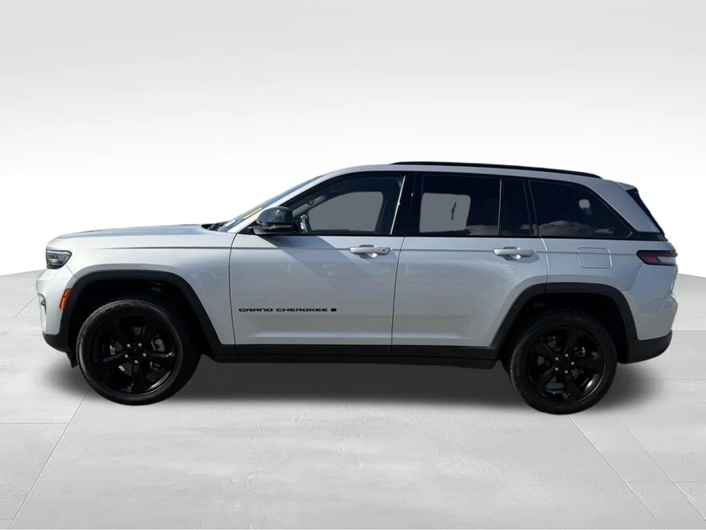 Used 2023 Silver Jeep Altitude X image 2