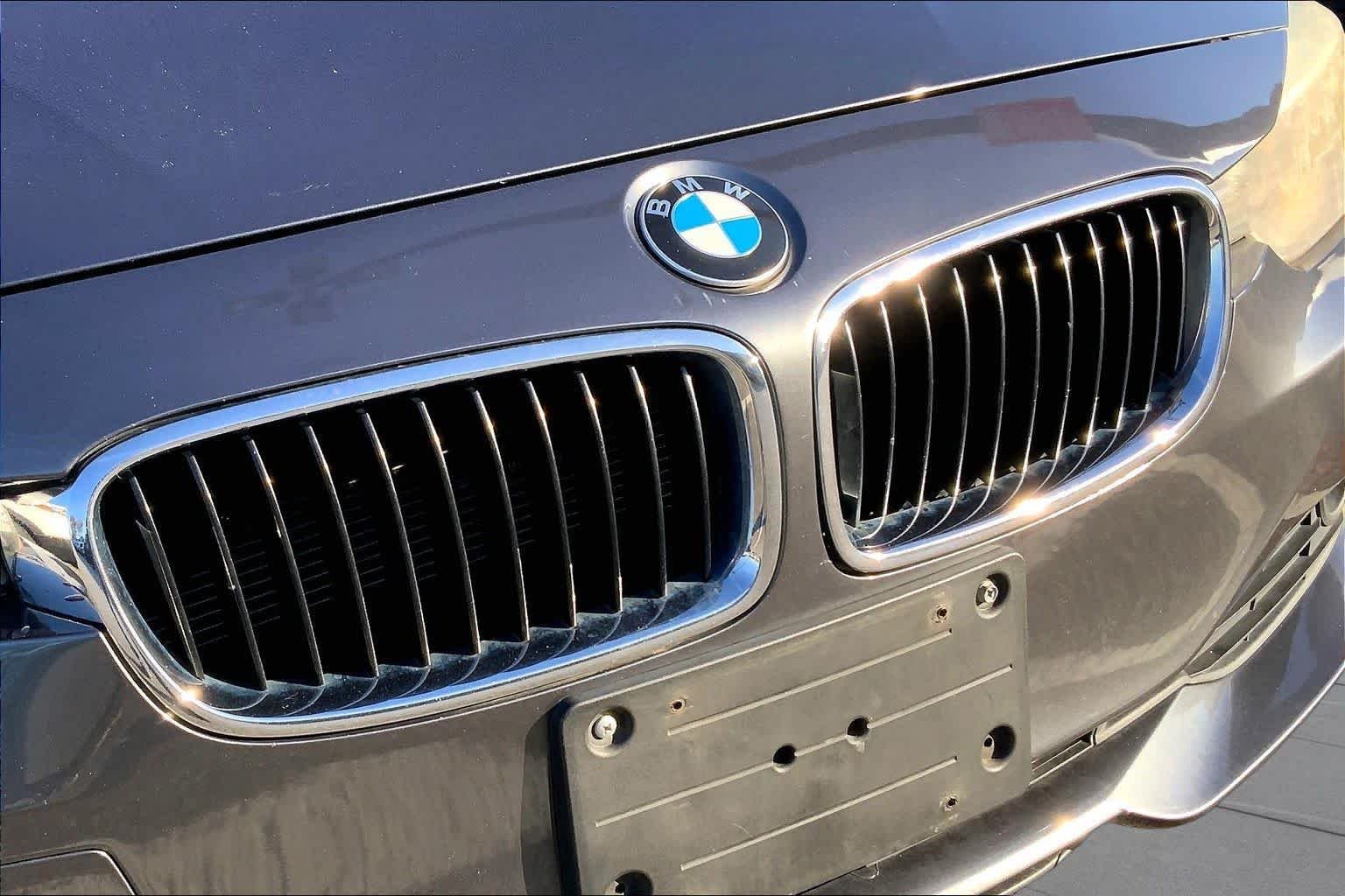 Used 2015 Black Sapphire Metallic BMW 320i image 29