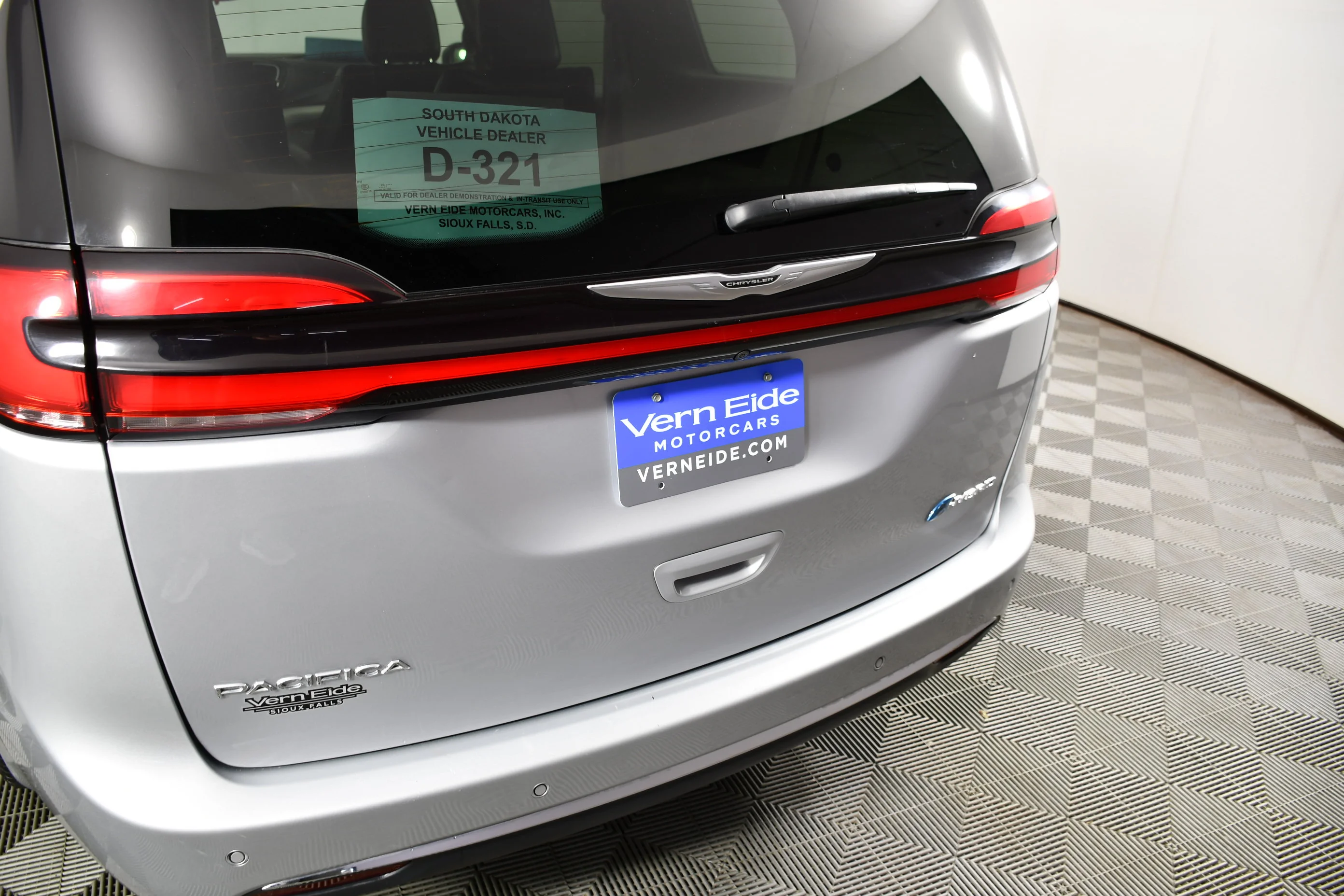 Used 2023 Silver Mist Clearcoat Chrysler Hybrid Touring L image 15
