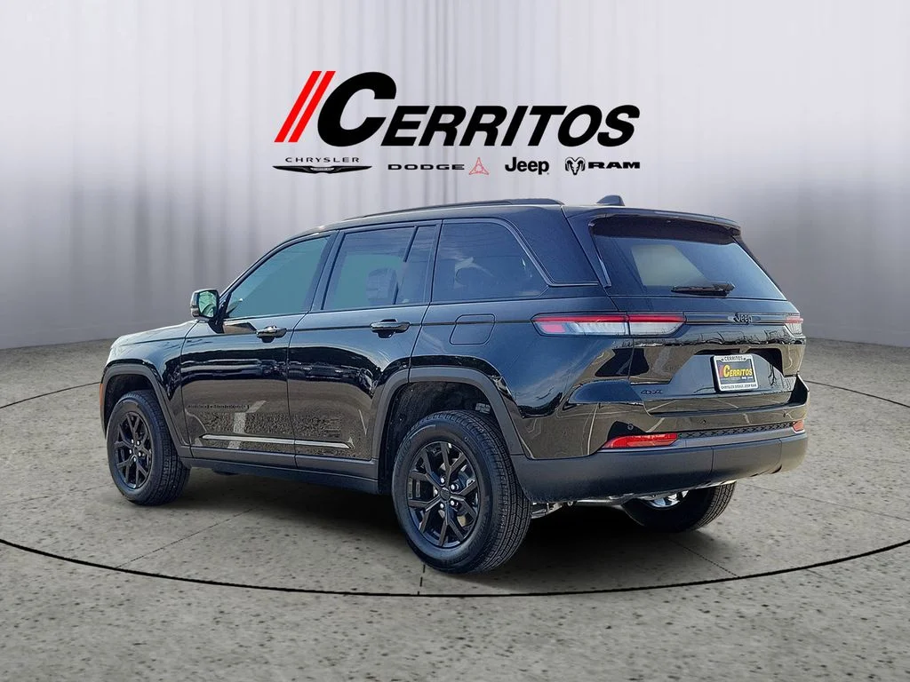 New 2026 Diamond Black Crystal Pearl-Coat Exterior Paint Jeep Altitude image 2