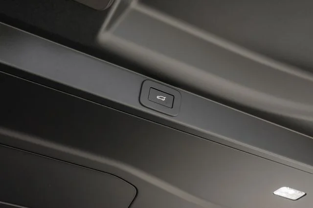 New 2026 Fuji White Land Rover SE image 65