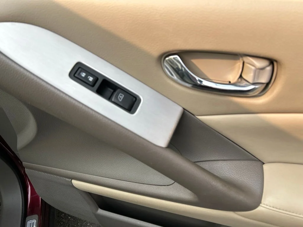 Used 2011 Red Nissan SL image 31