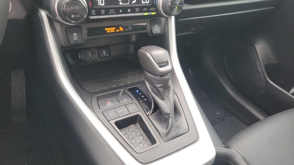 Certified Used 2022  Toyota XLE Premium image 15