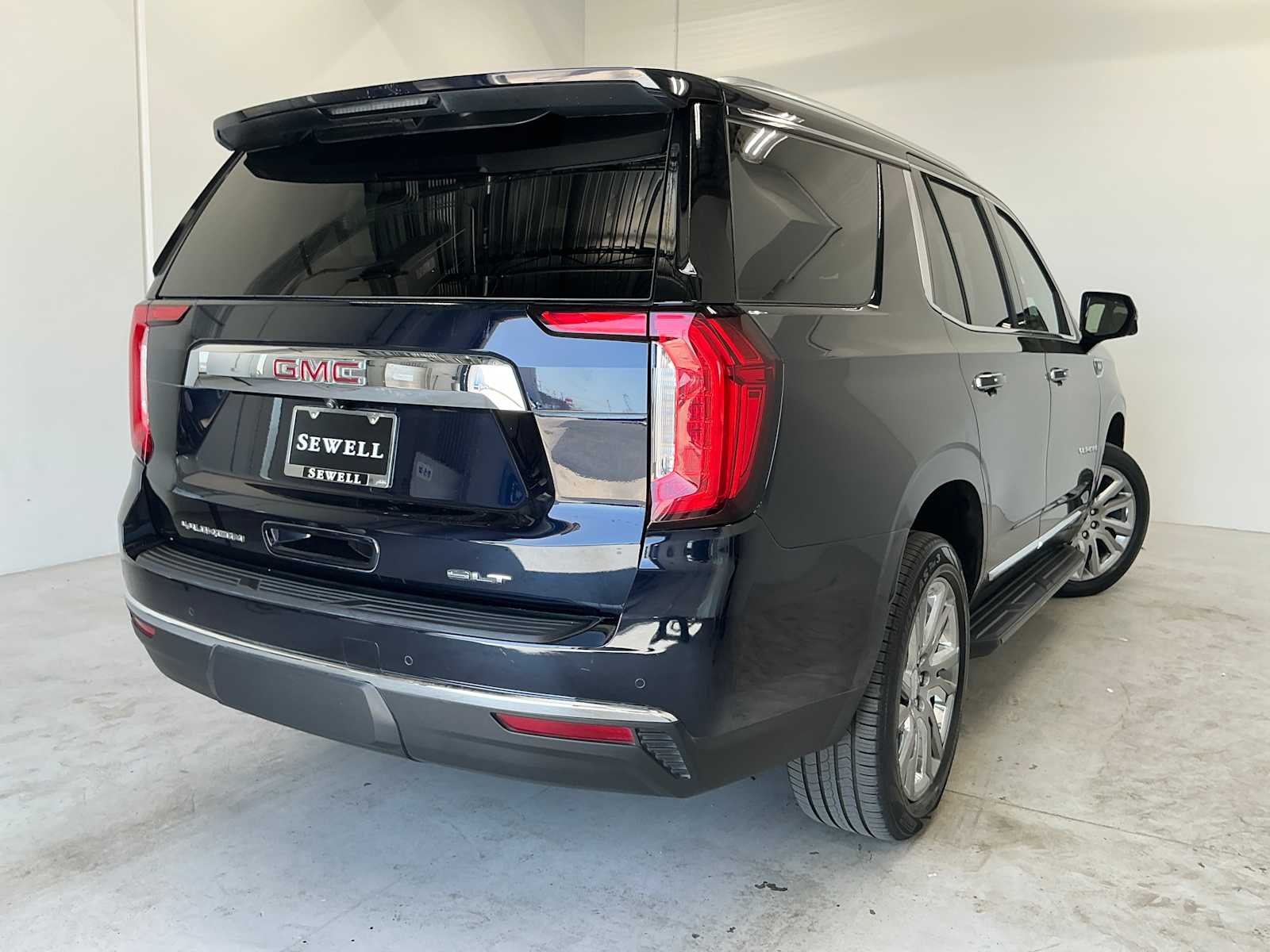 Used 2021 Midnight Blue Metallic GMC SLT image 4