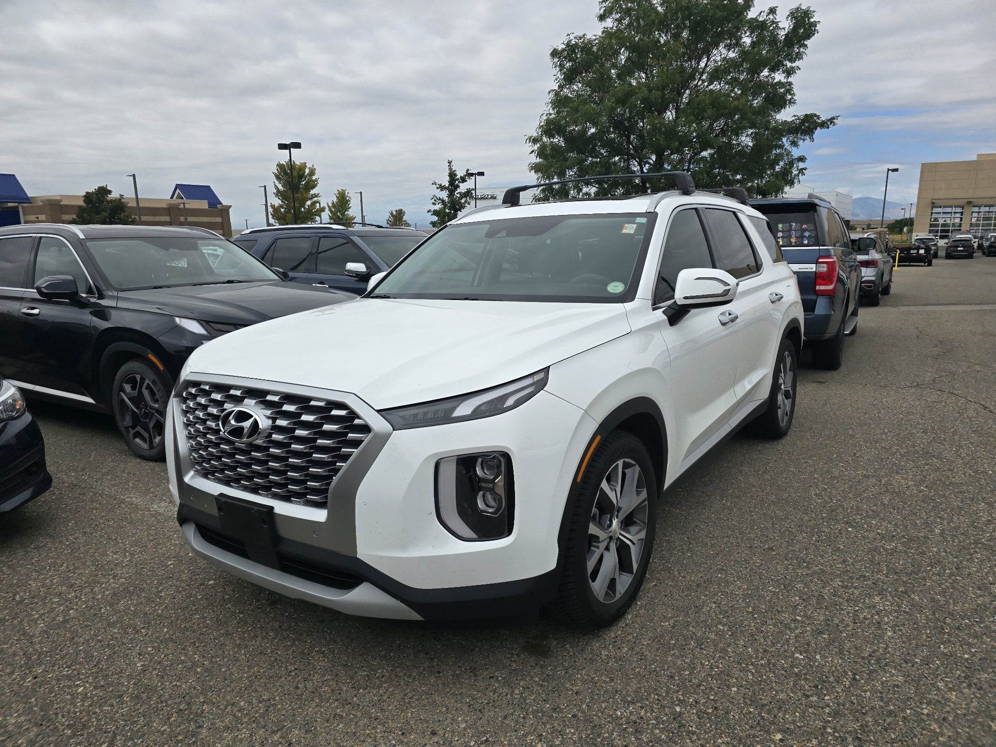 Used 2022 Hyper White Hyundai SEL image 1