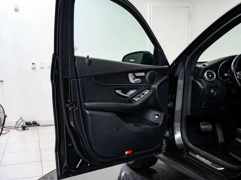 Used 2022 Graphite Grey Metallic Mercedes-Benz GLC 300 image 27