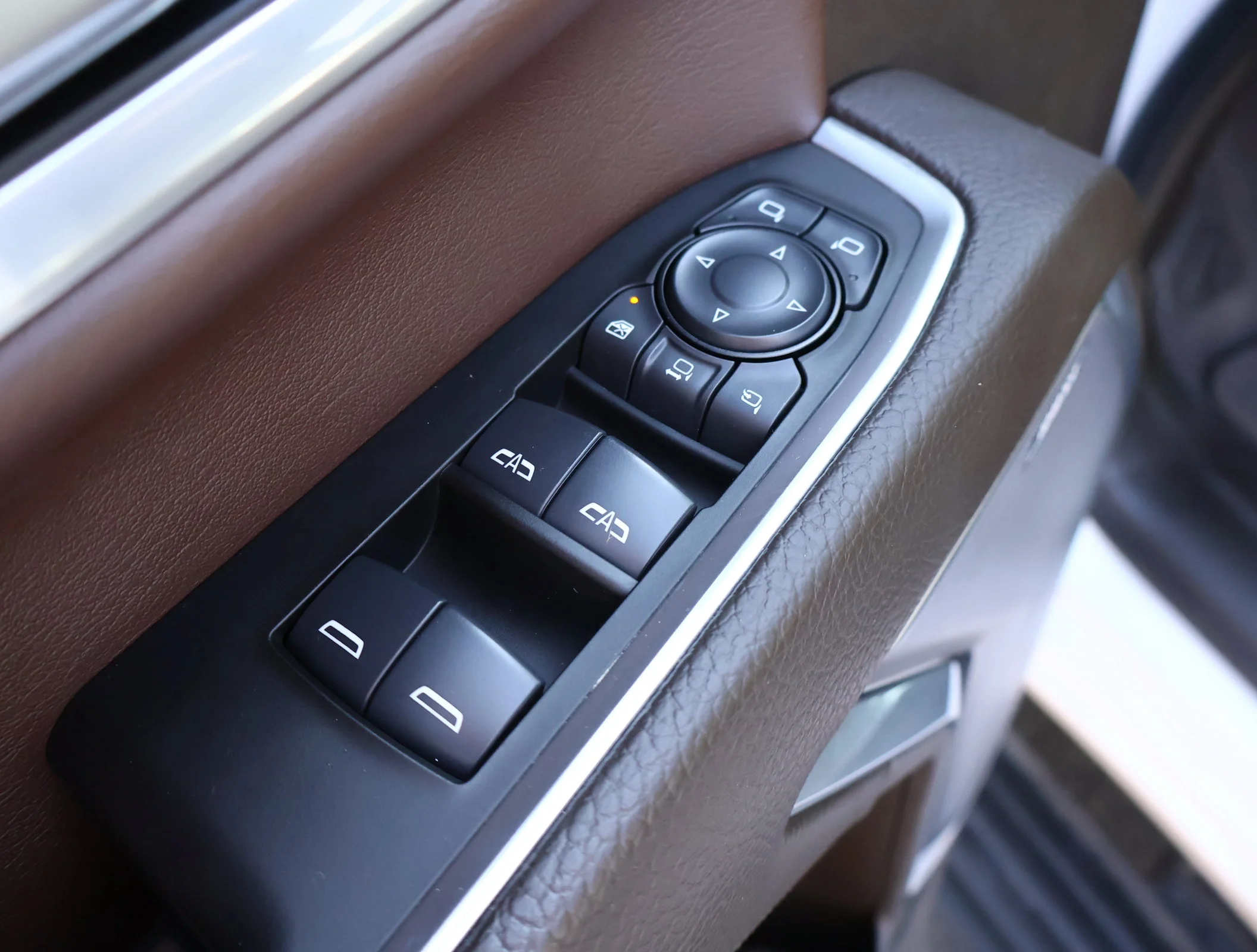 Used 2025 White Frost Tricoat GMC Denali image 8