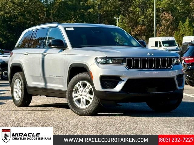 New 2025 Silver Zynith Exterior Paint Jeep Laredo image 1