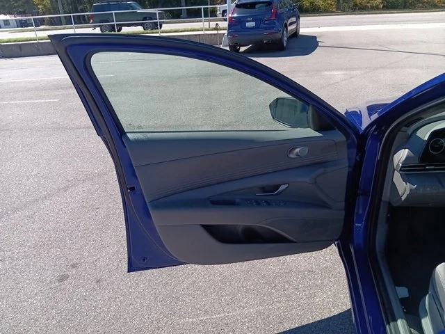 Used 2025 Blue Hyundai SEL Convenience image 9