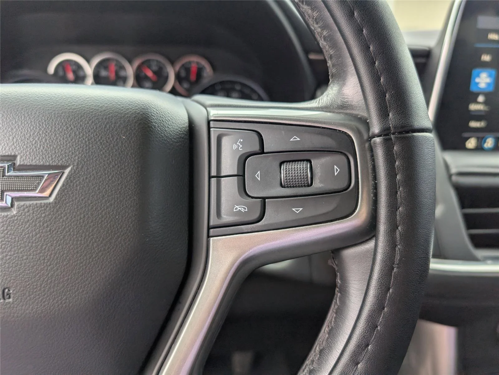 Used 2021 BLACK Chevrolet Z71 image 25