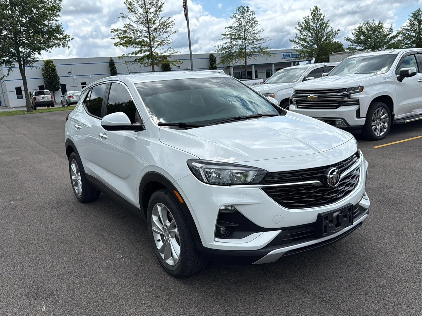 Used 2023 Summit White Buick Preferred image 4