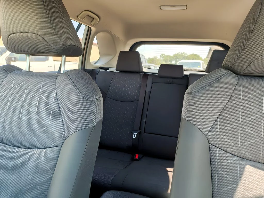 2023 Toyota RAV4 XLE - Photo 24