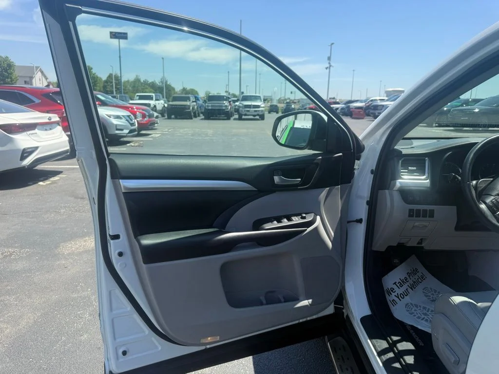 Certified Used 2019 Blizzard Pearl Toyota XLE image 10