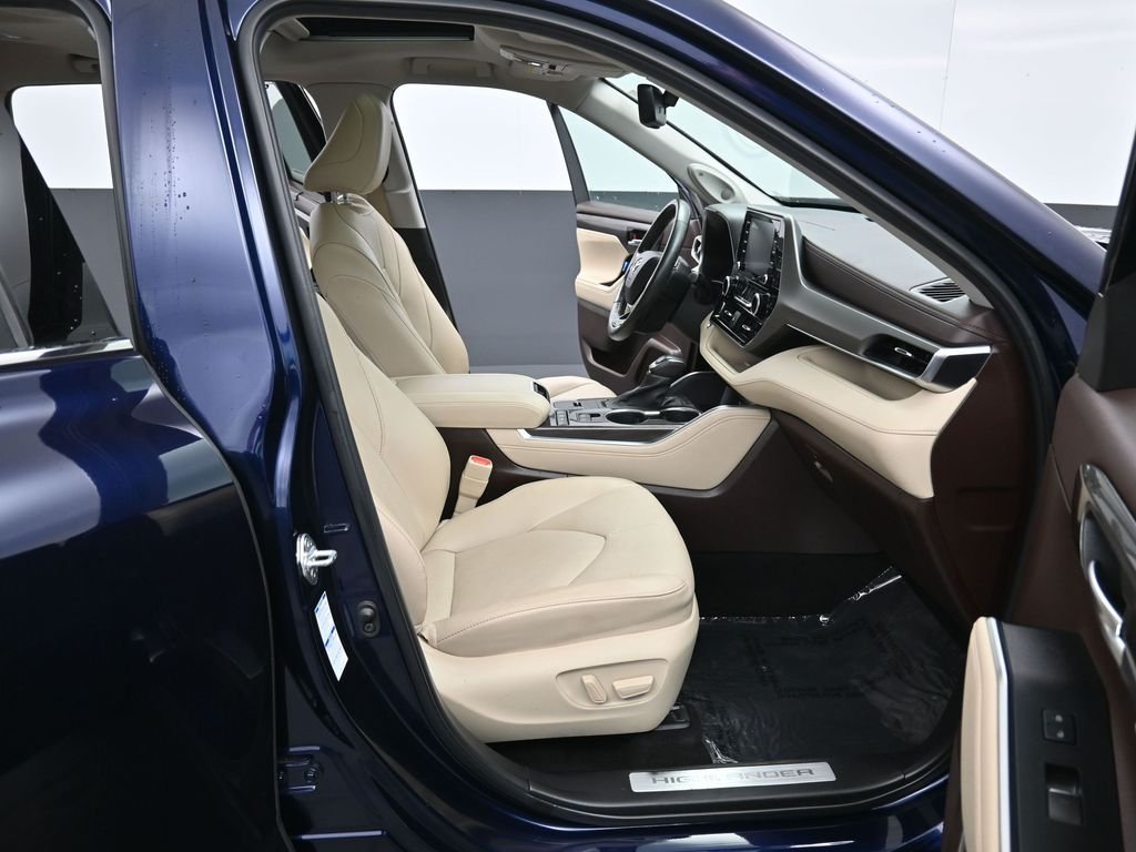 Used 2022  Toyota Limited image 37