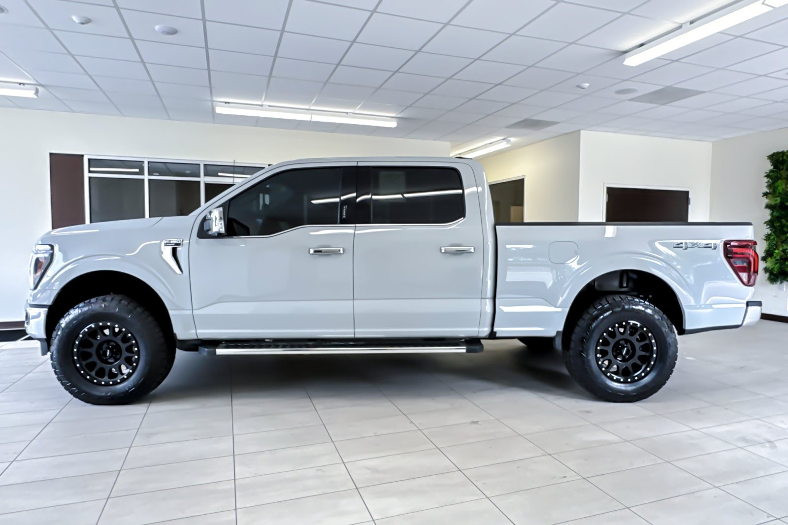 Used 2024 Avalanche Ford LARIAT image 7