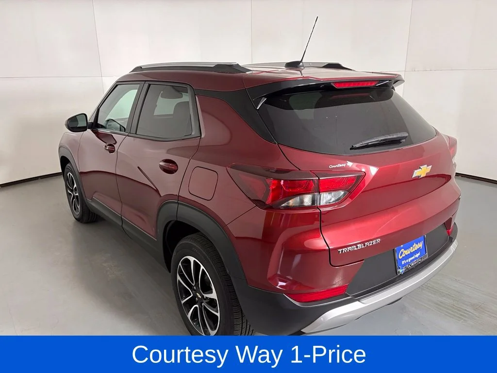 Used 2025 Crimson Metallic Chevrolet LT image 8