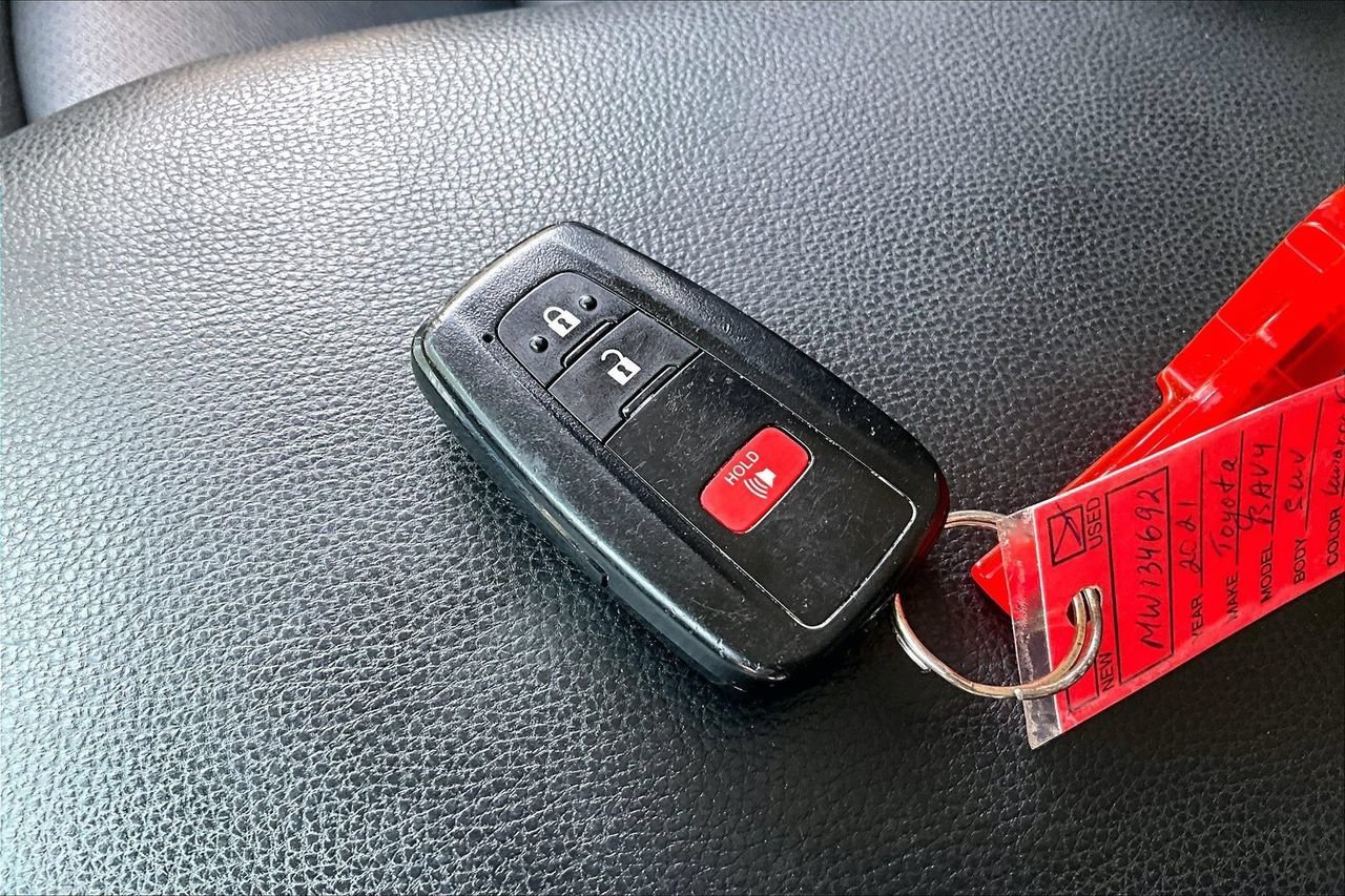 Used 2021  Toyota XLE image 29