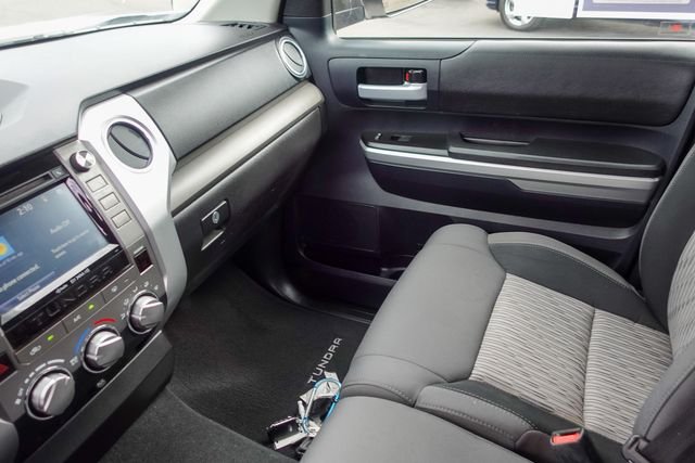 Used 2016 White Toyota SR5 image 23