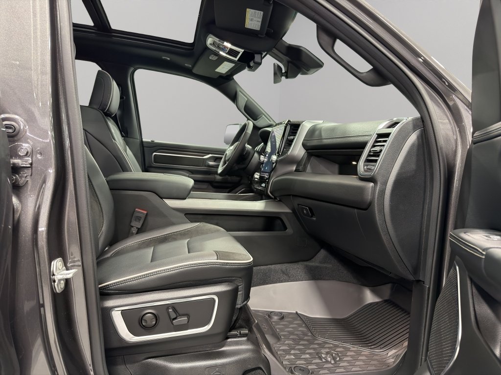 New 2026 Granite Crystal Metallic Clear-Coat Exterior Paint RAM Laramie image 15