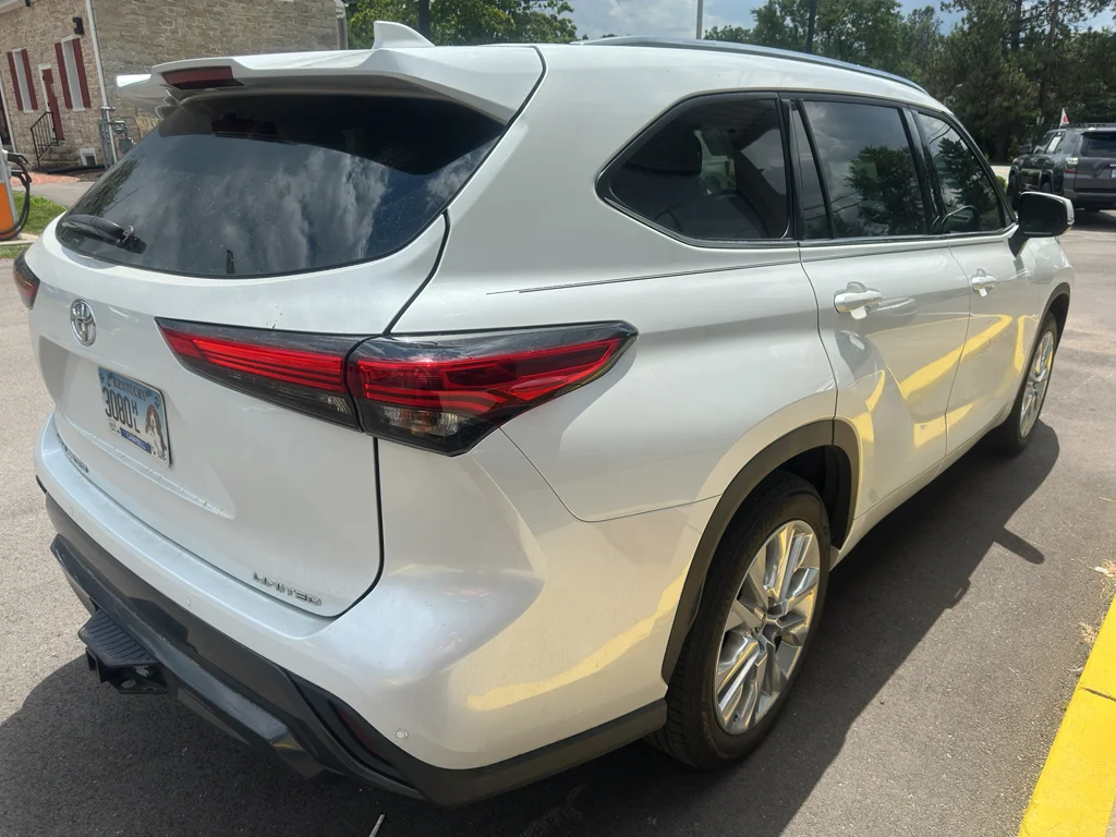 Used 2022 Wind Chill Pearl Toyota Limited image 4