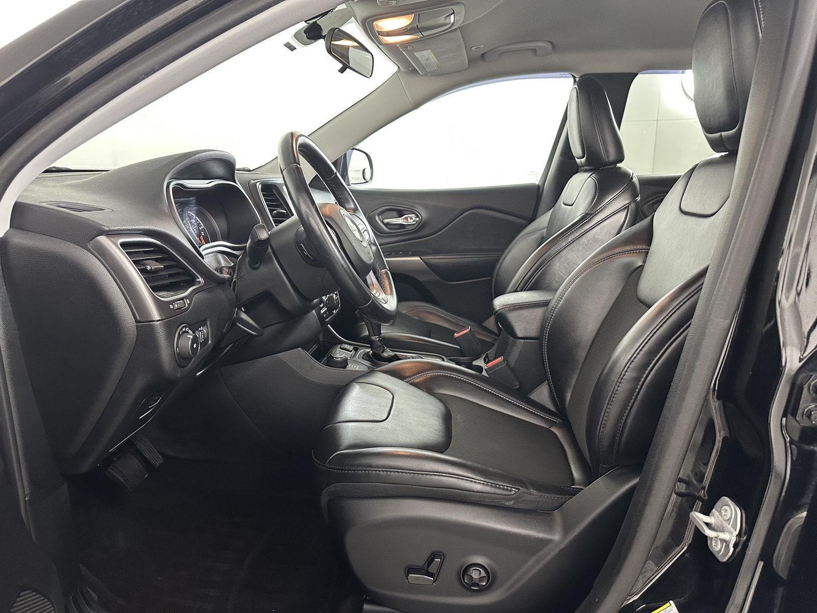 Used 2019 Diamond Black Crystal Pearlcoat Jeep Latitude Plus image 20