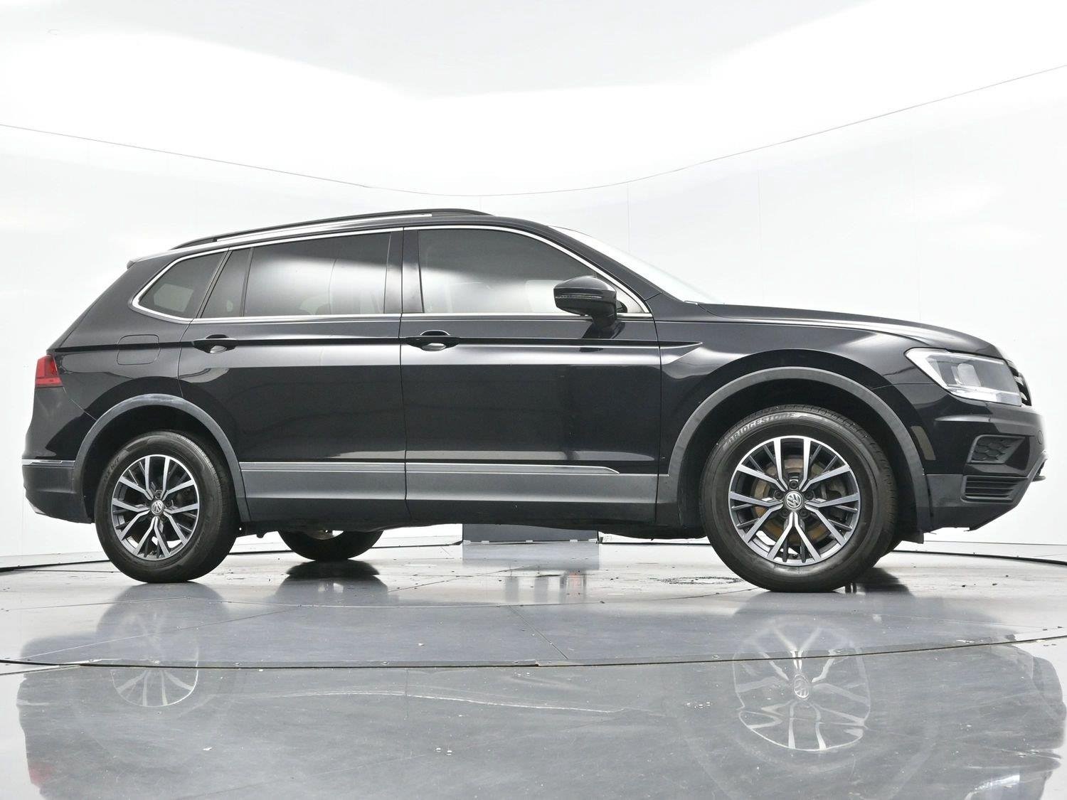 Used 2020 Deep Black Pearl Volkswagen SE image 44