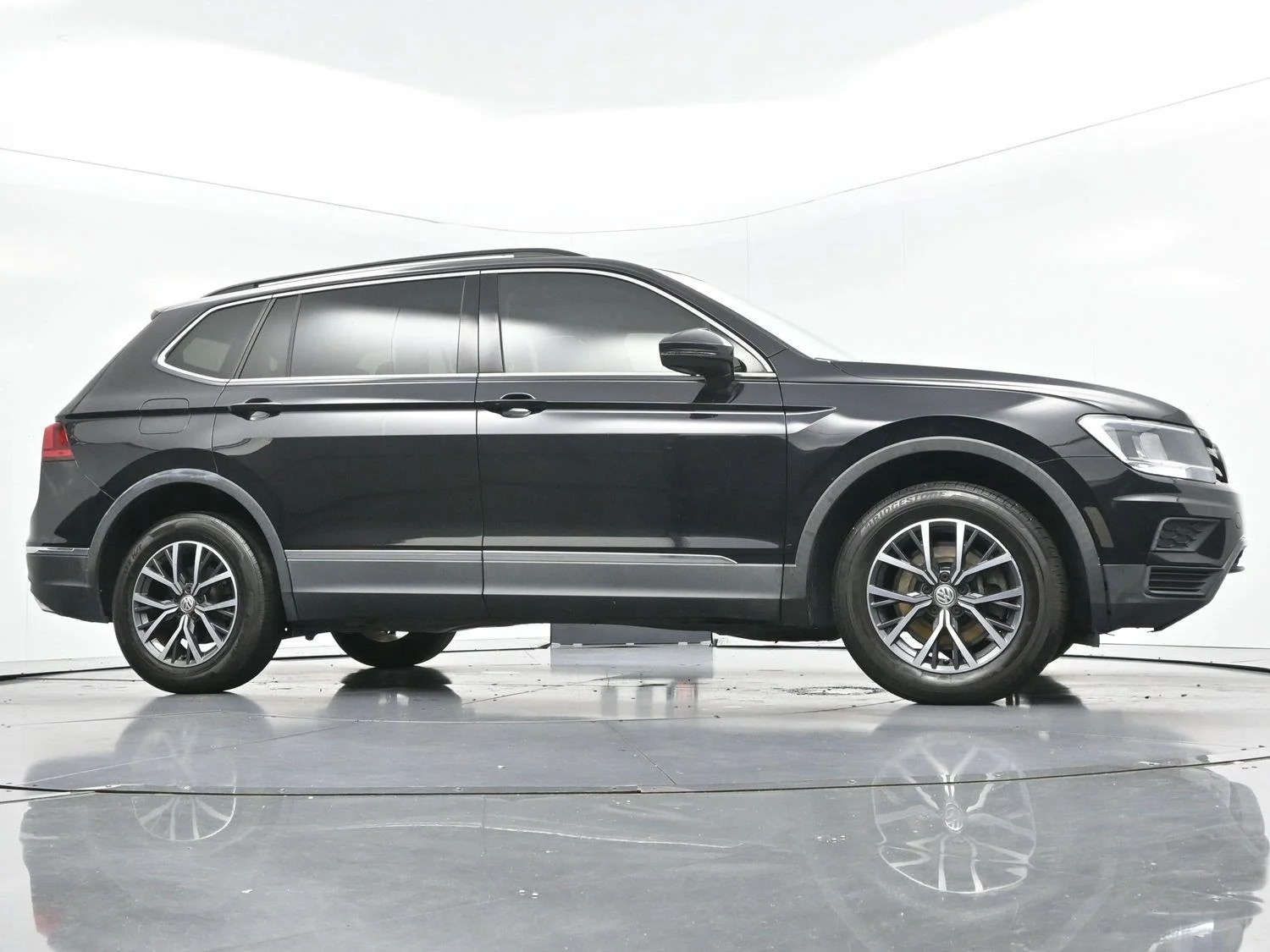 Used 2020 Deep Black Pearl Volkswagen SE image 44