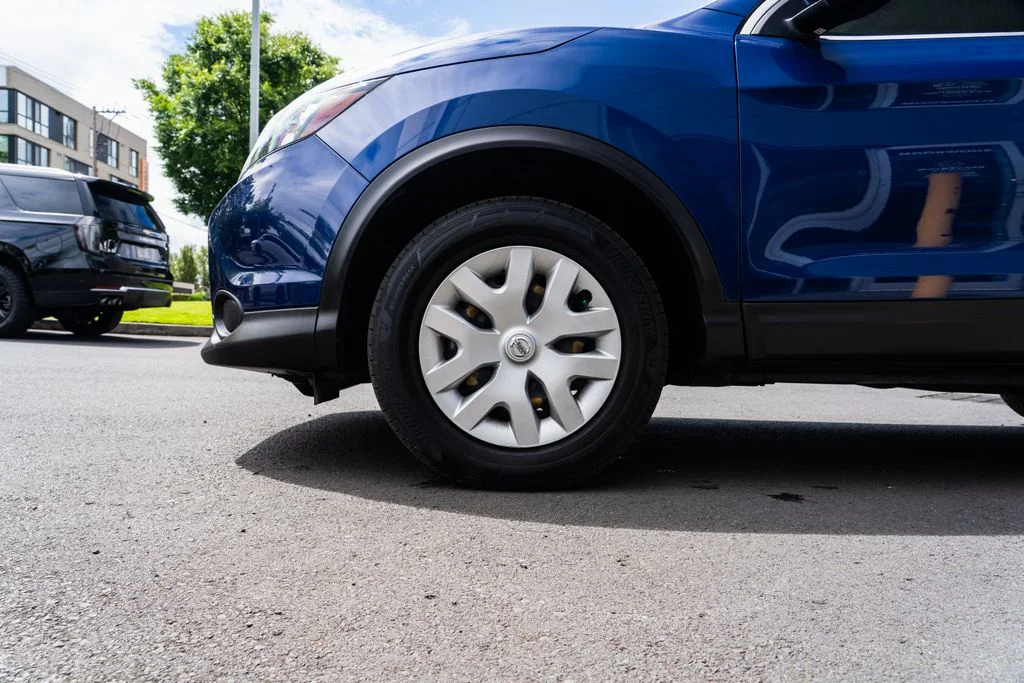 Used 2019 Blue Nissan S image 7