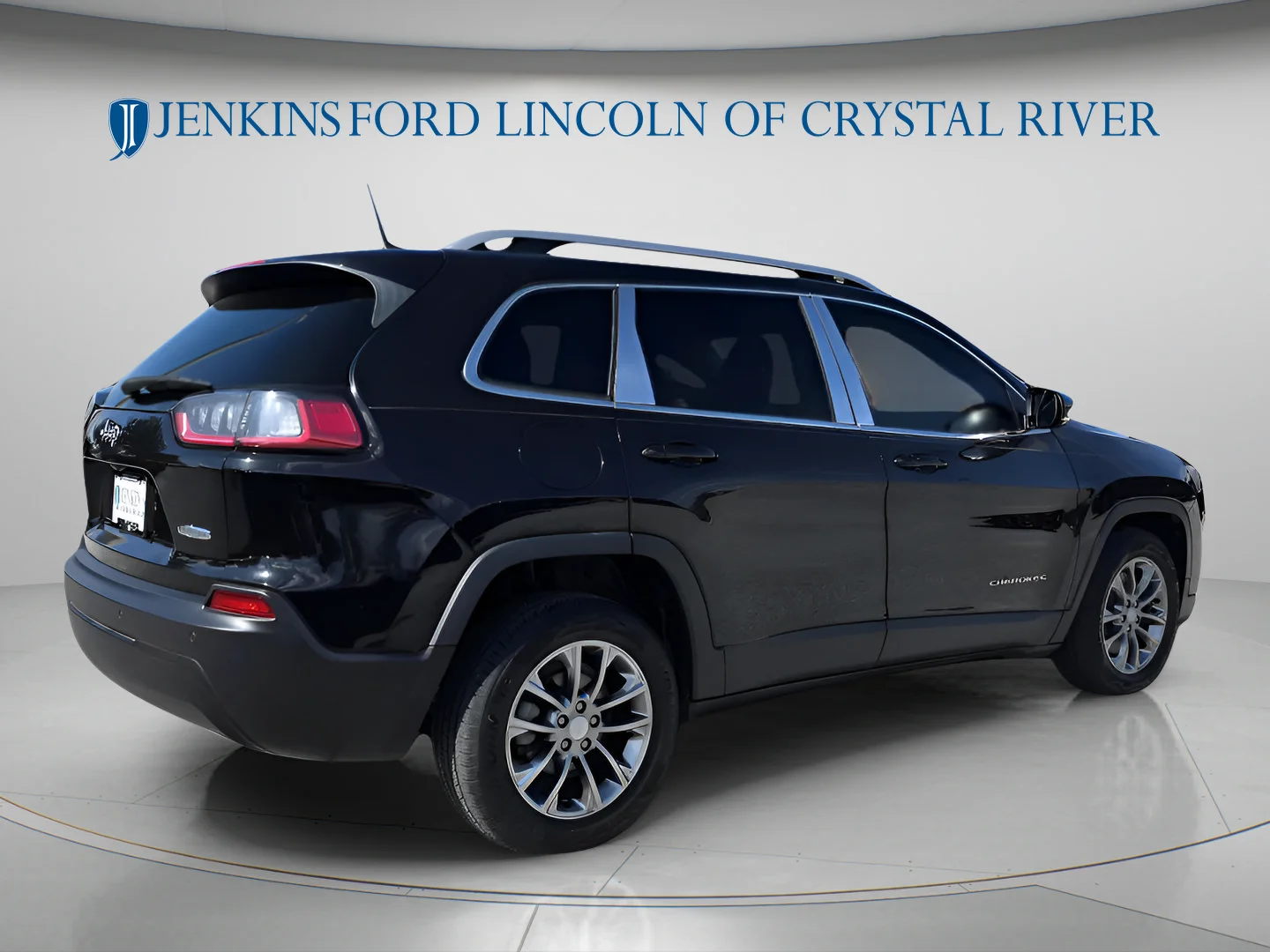 Used 2019 Diamond Black Crystal Pearlcoat Jeep Latitude Plus image 5