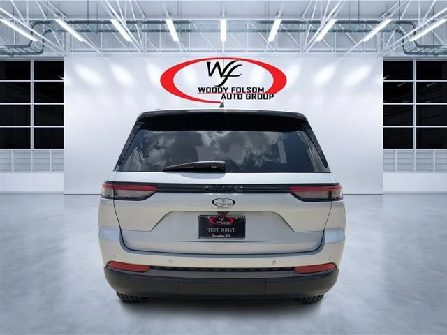 New 2026 Silver Zynith Exterior Paint Jeep Limited image 4