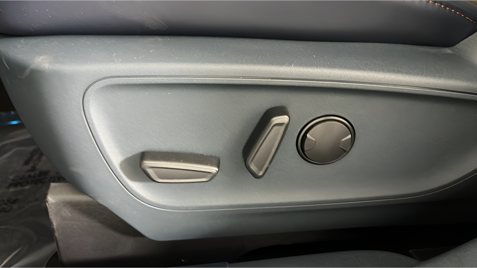 New 2026 White Metallic Ford Lariat image 35