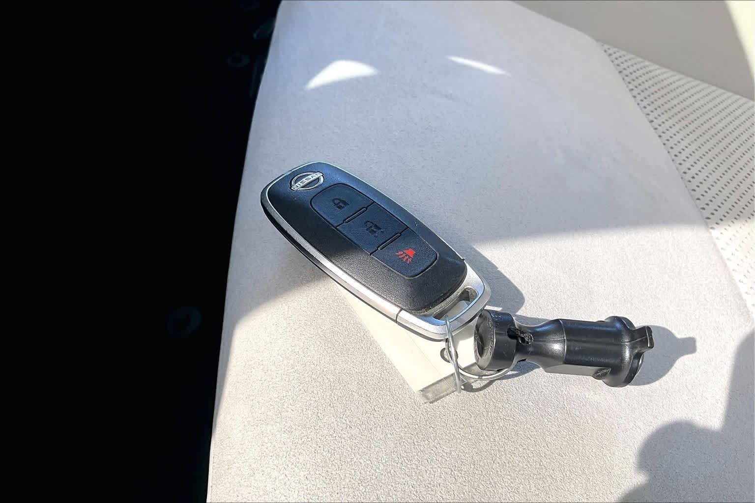 Used 2023 Everest White Pearl Tricoat/Black Diamond Pearl Nissan ENGAGE image 13