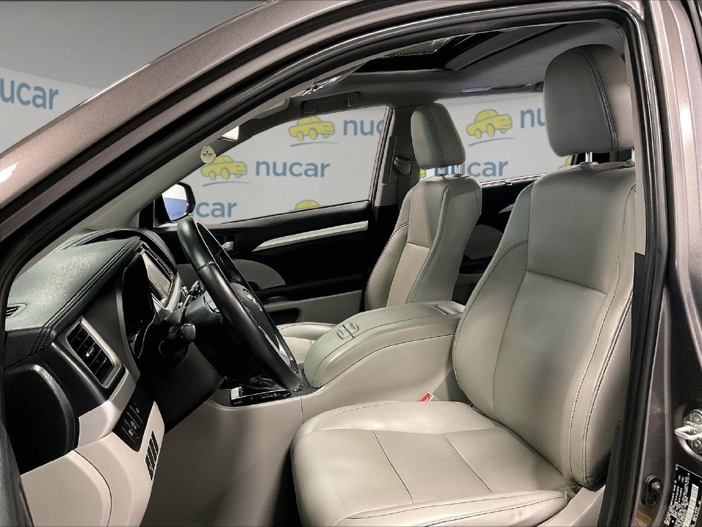 Used 2019 Gray Toyota XLE image 10