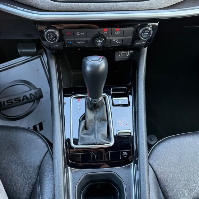 Used 2024 White Jeep Latitude image 25