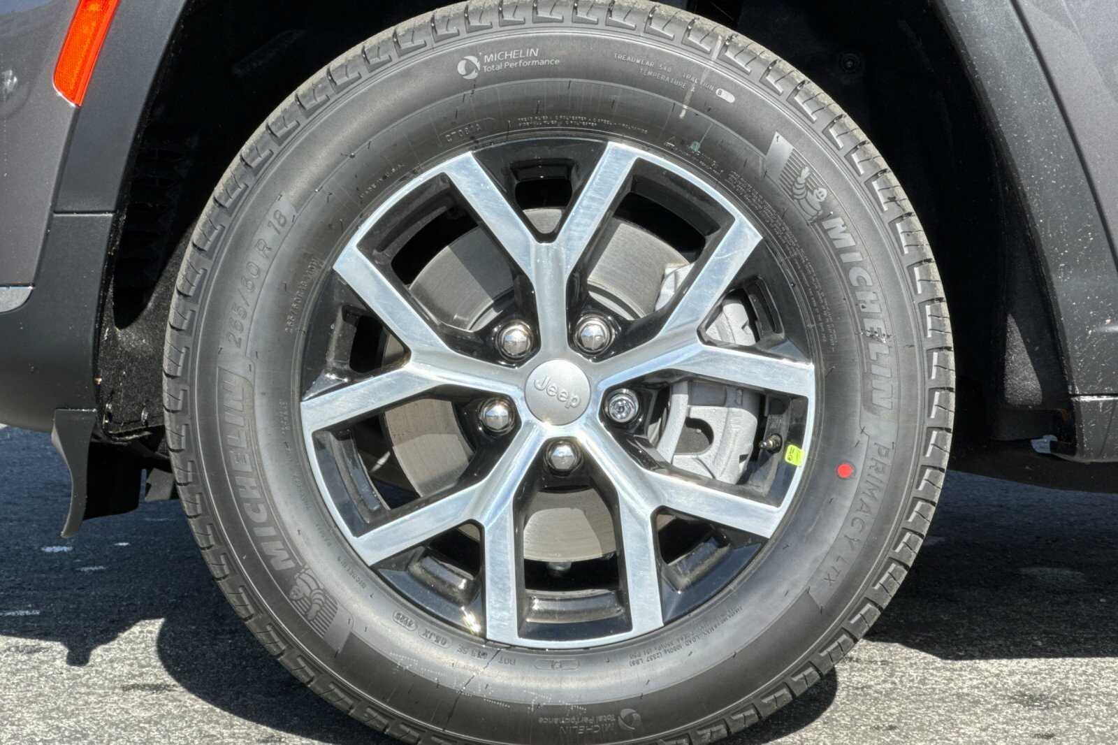 New 2025 Baltic Gray Metallic Clear-Coat Exterior Paint Jeep Limited image 26