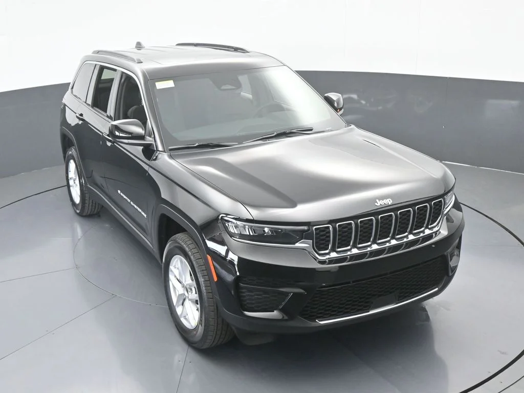 New 2026 Diamond Black Crystal Pearl-Coat Exterior Paint Jeep Laredo X image 52