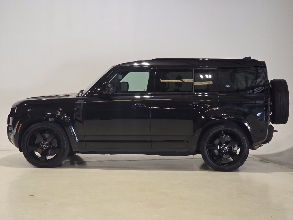 Used 2024 Santorini Black Metallic Land Rover X-Dynamic SE image 3
