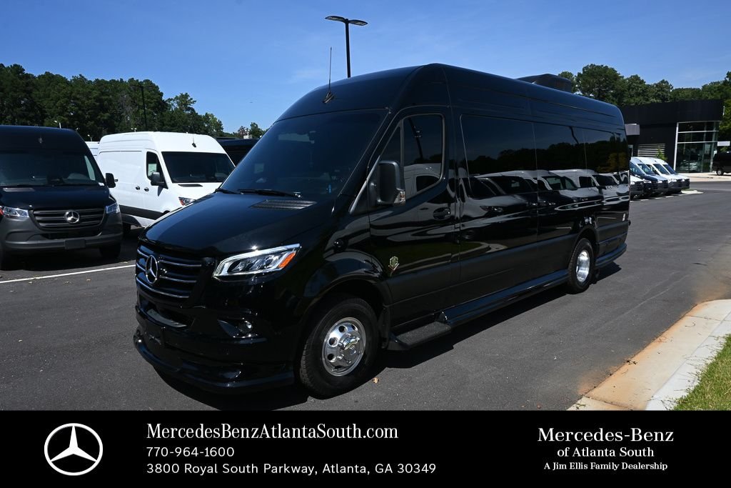 Used 2025 Black OG Luxury Coach VCB10OB image 1