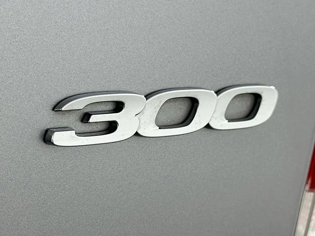 Used 2018 Silver Chrysler Limited image 27