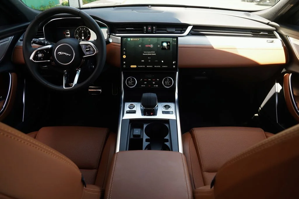 Used 2024 Green Jaguar R-Dynamic SE image 9
