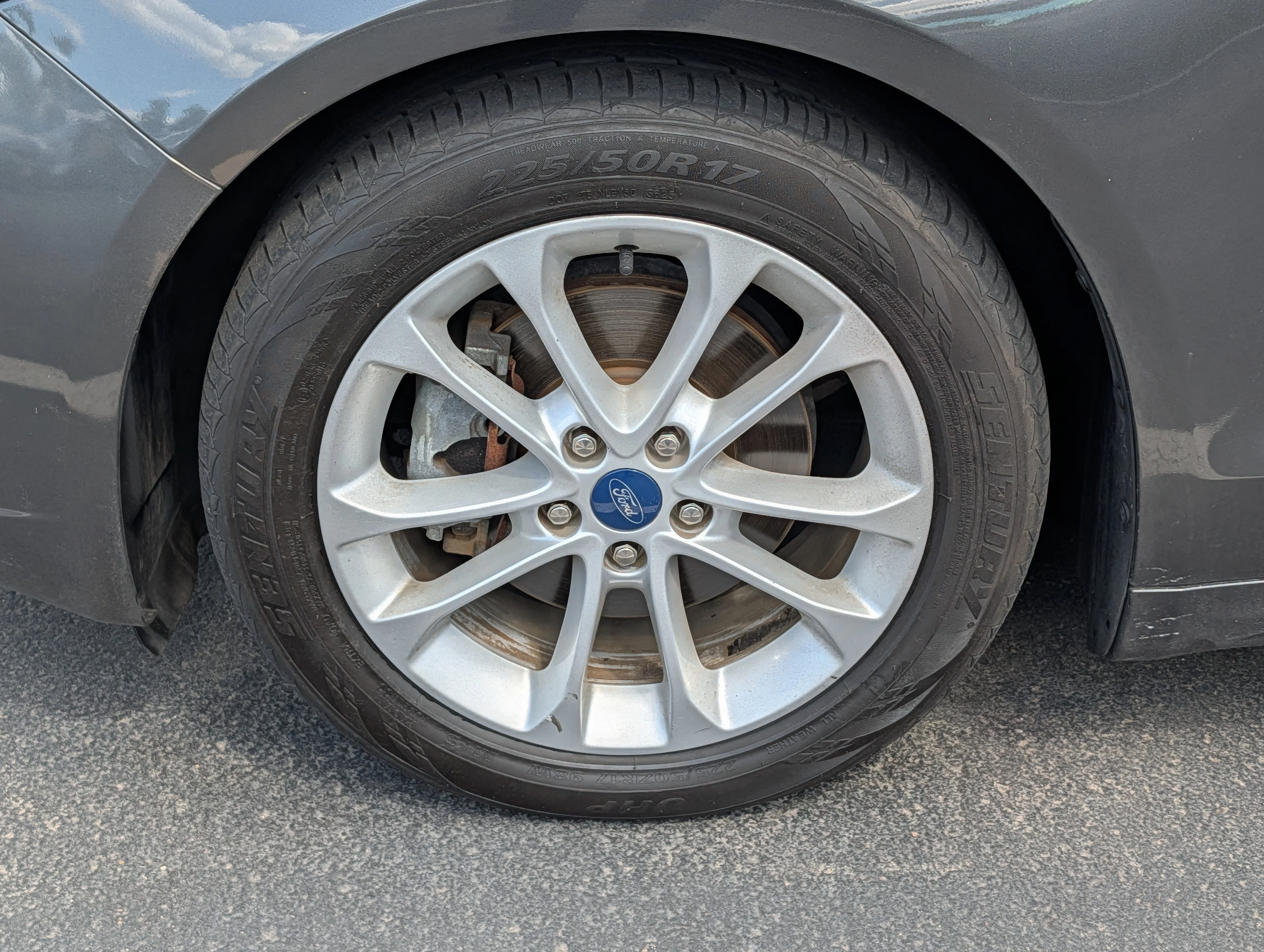 Used 2019 Magnetic Metallic Ford SE image 15