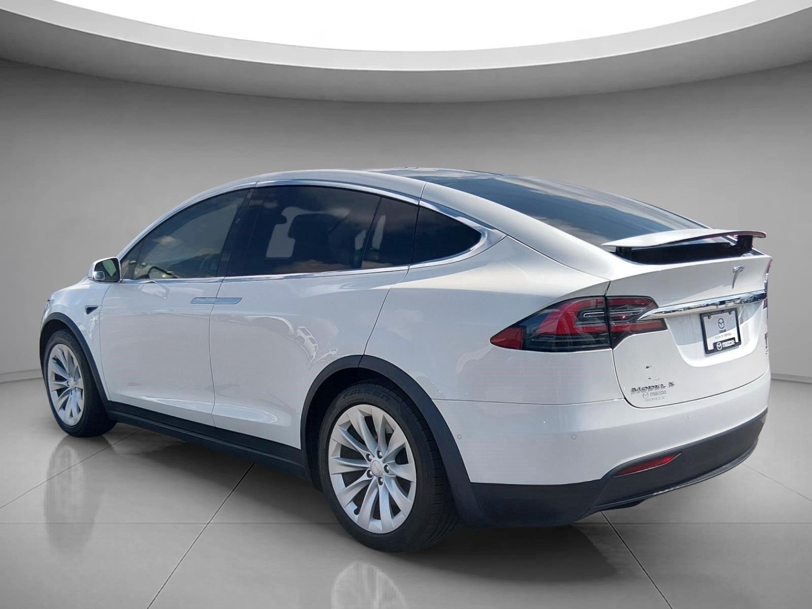 Used 2017  Tesla 90D image 3
