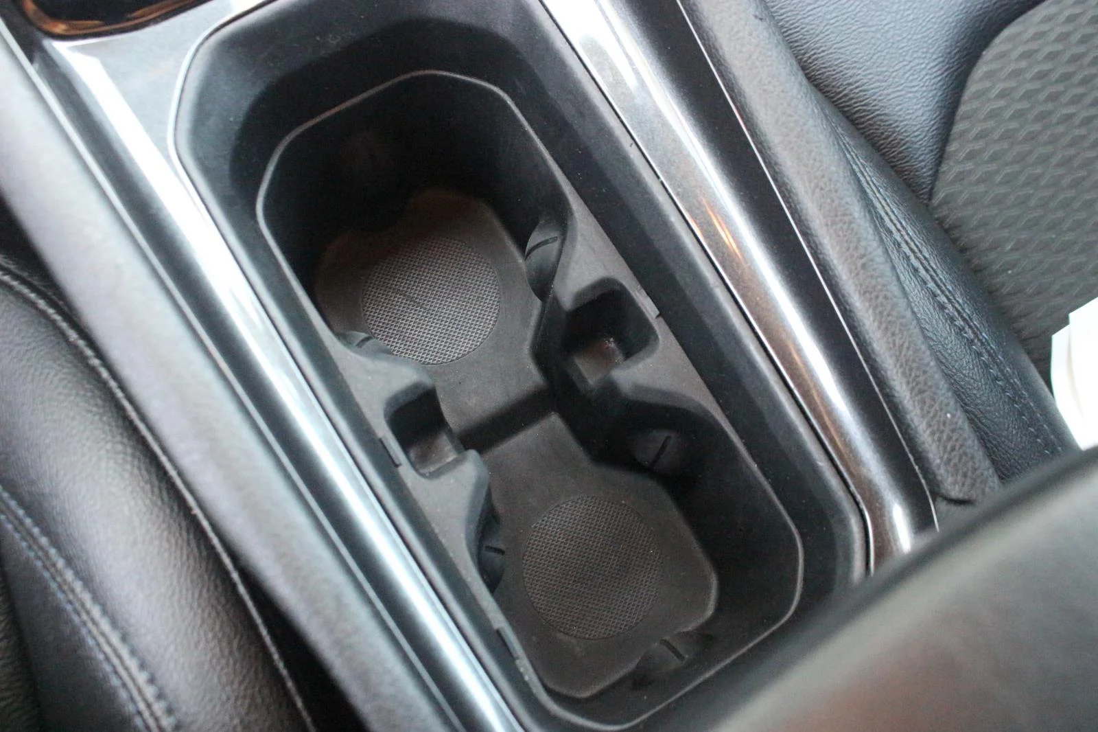 Used 2024 White Jeep Latitude image 21