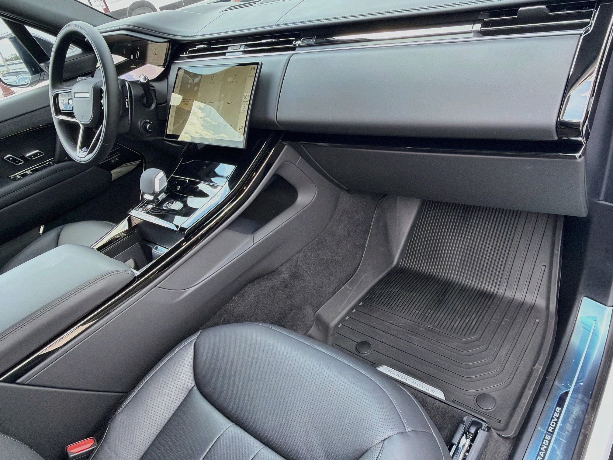 New 2027 Fuji White Land Rover Dynamic SE image 13