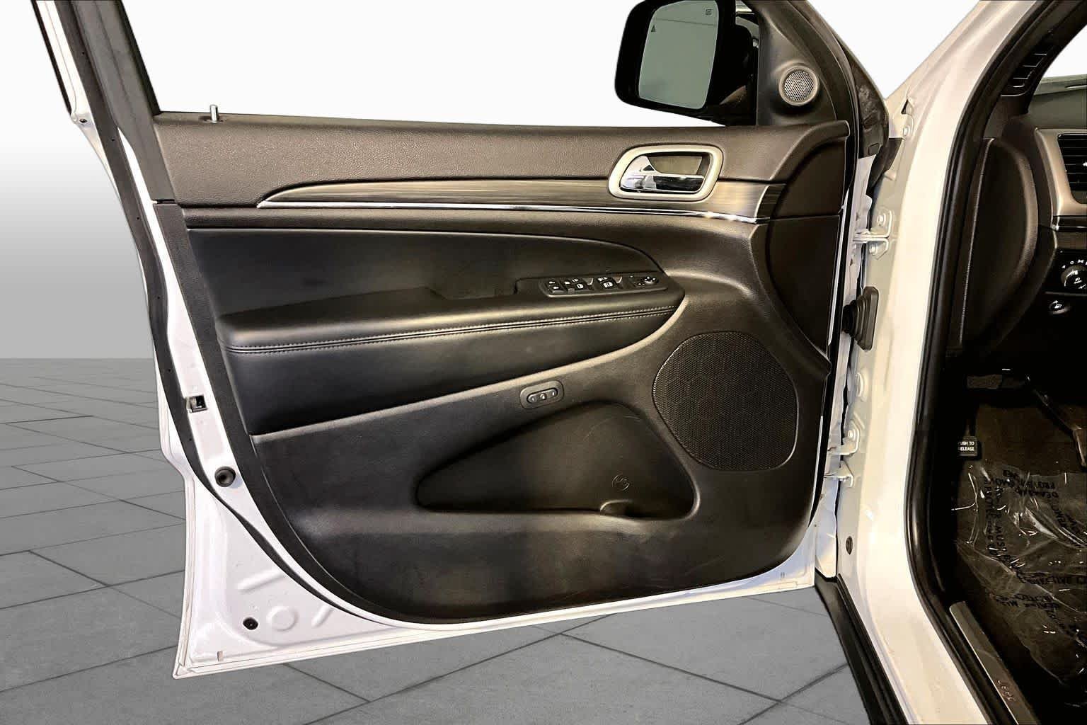 Used 2019 Bright White Clear Coat Jeep Limited image 22