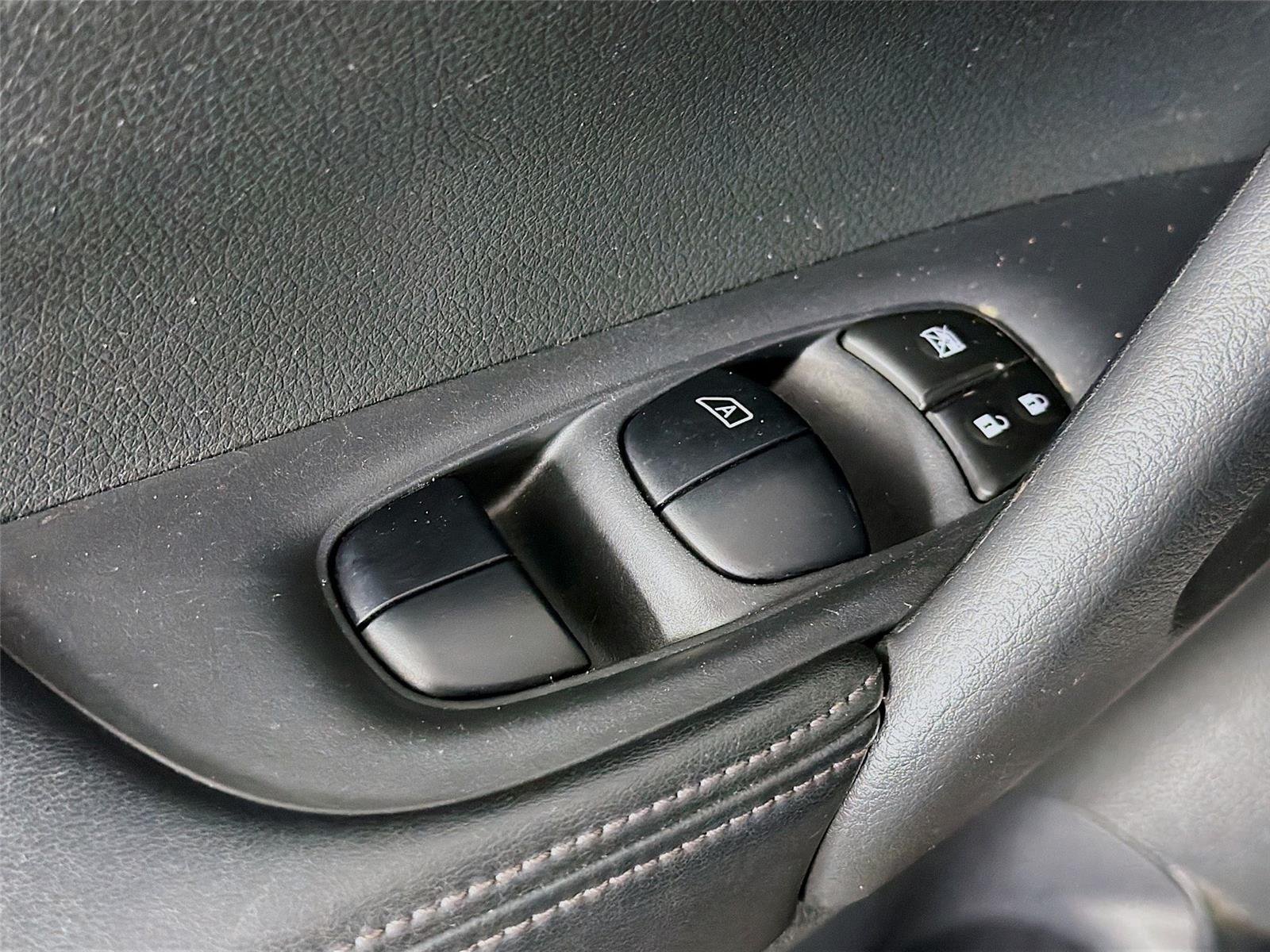 Used 2017 Brilliant Silver Nissan SL image 24